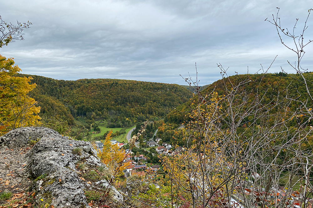Ausblick von dem kleinen Himmelsfelsen aus auf den herbstlichen Stadtteil Eybach beim Wandern