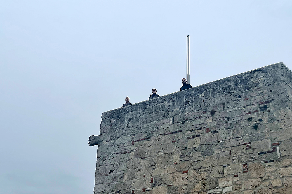 Blick von untern auf die Spitze des Aussichtsturms der Brugruine Helfenstein 