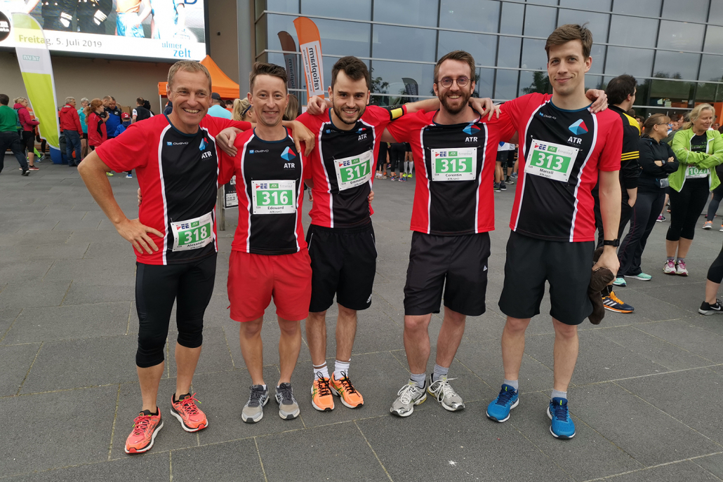 Gruppenfoto unseres Laufteams vor der Ratiopharm Arena vor dem Neu-Ulmer Firmenlauf 2019.