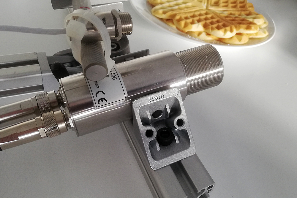 Nahaufnahme der IR Kamera mit darüber befestigtem Pyrometer.