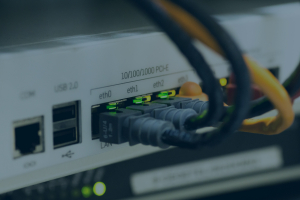 Verschiedene moderne Anschlüsse auf der Rückseite eines Gerätes in denen zum Teil Kabel stecken. Als Symbol für die Vernetzung innovativer Feritgungen durch eine Retrofit.