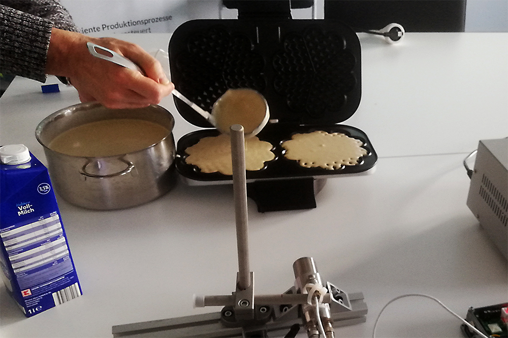 Nachfüllen des Waffelteigs