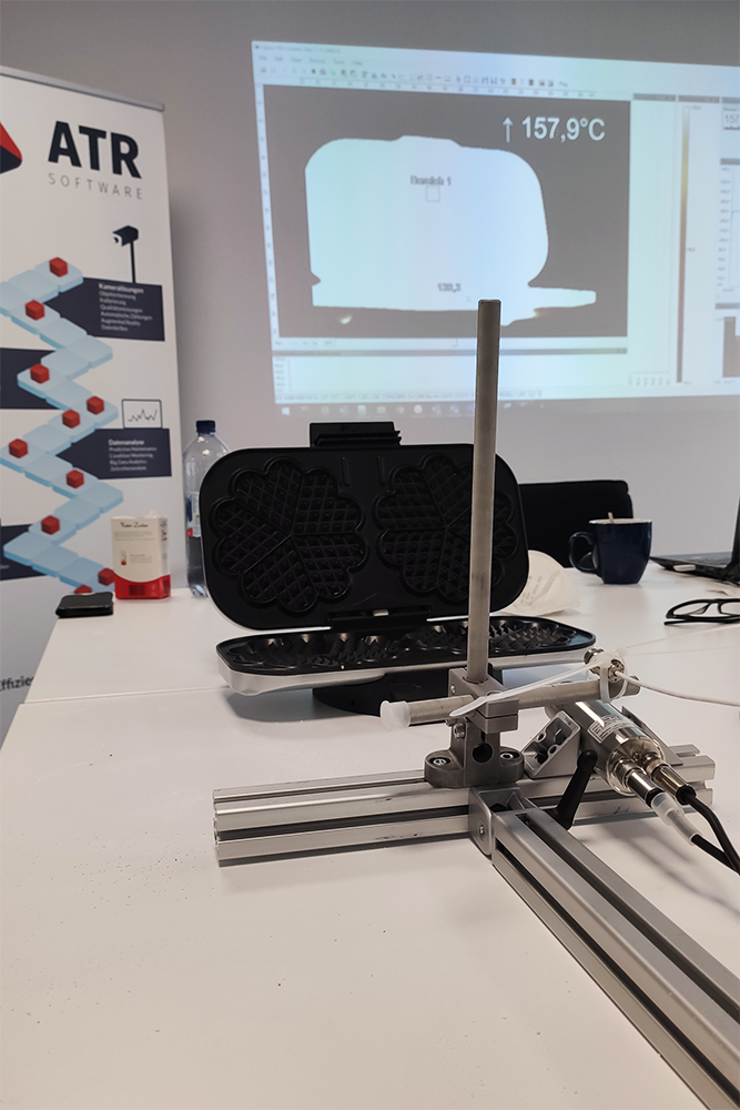 Versuchsaufbau für die Thermische Kalibrierung bei dem das Wärmebild mithilfe eines Beamers an die Wand projeziert wird