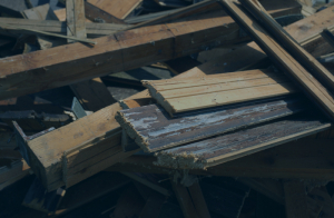 Altholz vor der Sortierung und Klassifikation der Holzgüte