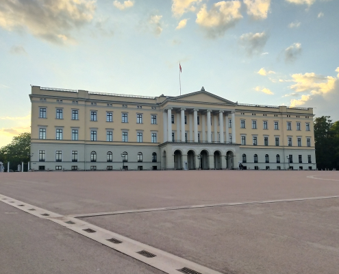 Foto des klassizistischen königlichen Schlosses in Oslo