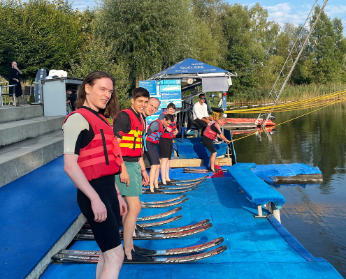 Blick auf den Startbereich der Wasserskianlage Gufi-See mit den wartenden Kollegen