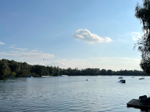 Blick auf den Gufi-See mit den Rampen zum Wasserskifahren