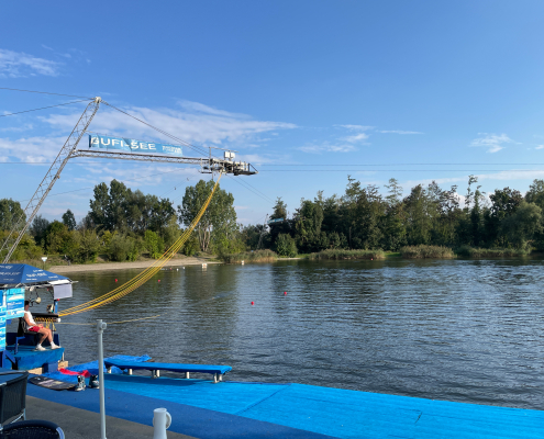Blick auf den leeren Startbereich der Wasserskianlage am Gufi-See