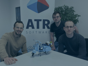 Das Tielbild zeigt drei Kollegen von ATR Software mit dem zusammengebauten LEGO Modell einer Verspa