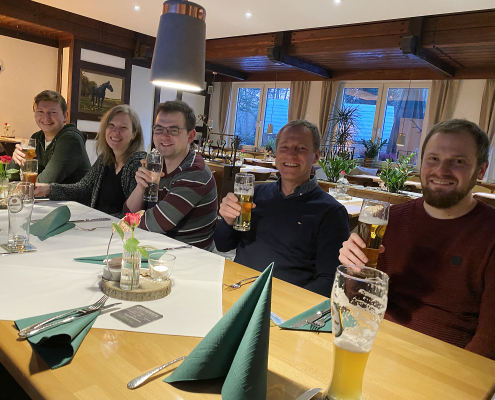 Gruppenfoto WirtshausSilberwald 2. Teil der Laufgruppe der ATR Software GmbH an einem der Tische im Wirtshaus Silberwald.