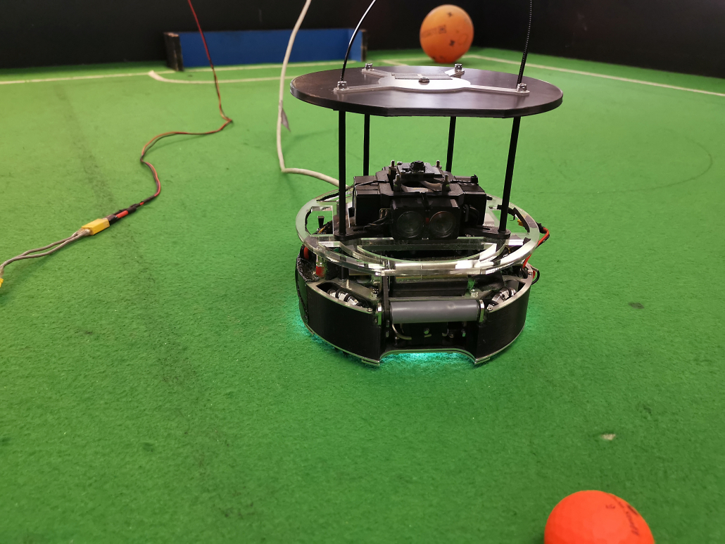 Das Bild zeigt einen Roboter, der für den größten Technik-Schülerwettbewerb RoboCupJunior entwikelt wurde und dort im Bereich "Soccer" antritt. Entwickelt wurde der Roboter von Schüler:innen des Lessing Gymnasiums in Neu-Ulm.