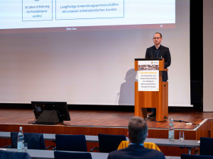 Aufnahme eines Mitarbeiters von ATR Software am Rednerpult während seines Vortrages