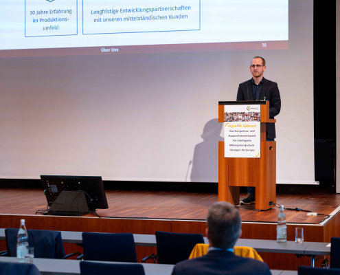 microTEC Südwest Clusterkonferenz 2023 Tag 1 (96) Aufnahme eines Mitarbeiters von ATR Software am Rednerpult während seines Vortrages