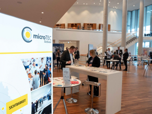 Blick ins Foyer des Freiburger Konzerthauses während des Marktplatzes der microTEC Clusterkonferenz 2023