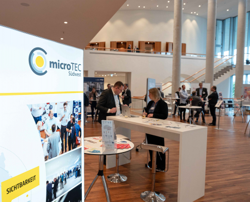 microTEC Südwest Clusterkonferenz 2023 Tag 2 (52) bearbeitet Blick ins Foyer des Freiburger Konzerthauses während des Marktplatzes der microTEC Clusterkonferenz 2023