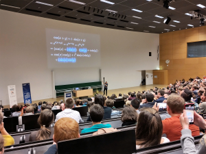 Foto des Auftritts von dem YouTuber DorFuchs auf der Jahrestagung der Gesellschaft für angewandte Mathematik und Mechanik
