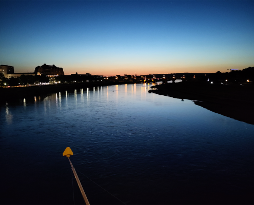 Die Elbe in Dresden bei Nacht Das Bild zeigt die Elbe in Dresden am späten Abend. Am Hotizont ist noch ein kleines Stück des Sonnenuntergangs zu sehen.