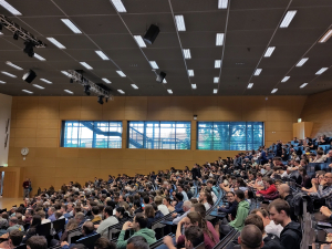 Teilnehmer der Jahrestagung der GAMM 2023 in einem der Höhrsälle der Technischen Universität Dresden