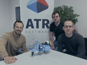 Das Tielbild zeigt drei Kollegen von ATR Software mit dem zusammengebauten LEGO Modell einer Verspa