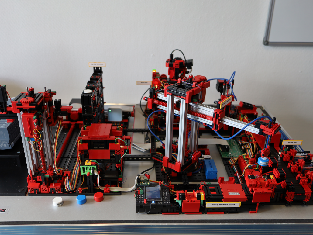 Das Bild zeigt die Lernfabrik von fischer Technik im Büro der ATR Software GmbH in Neu-Ulm.