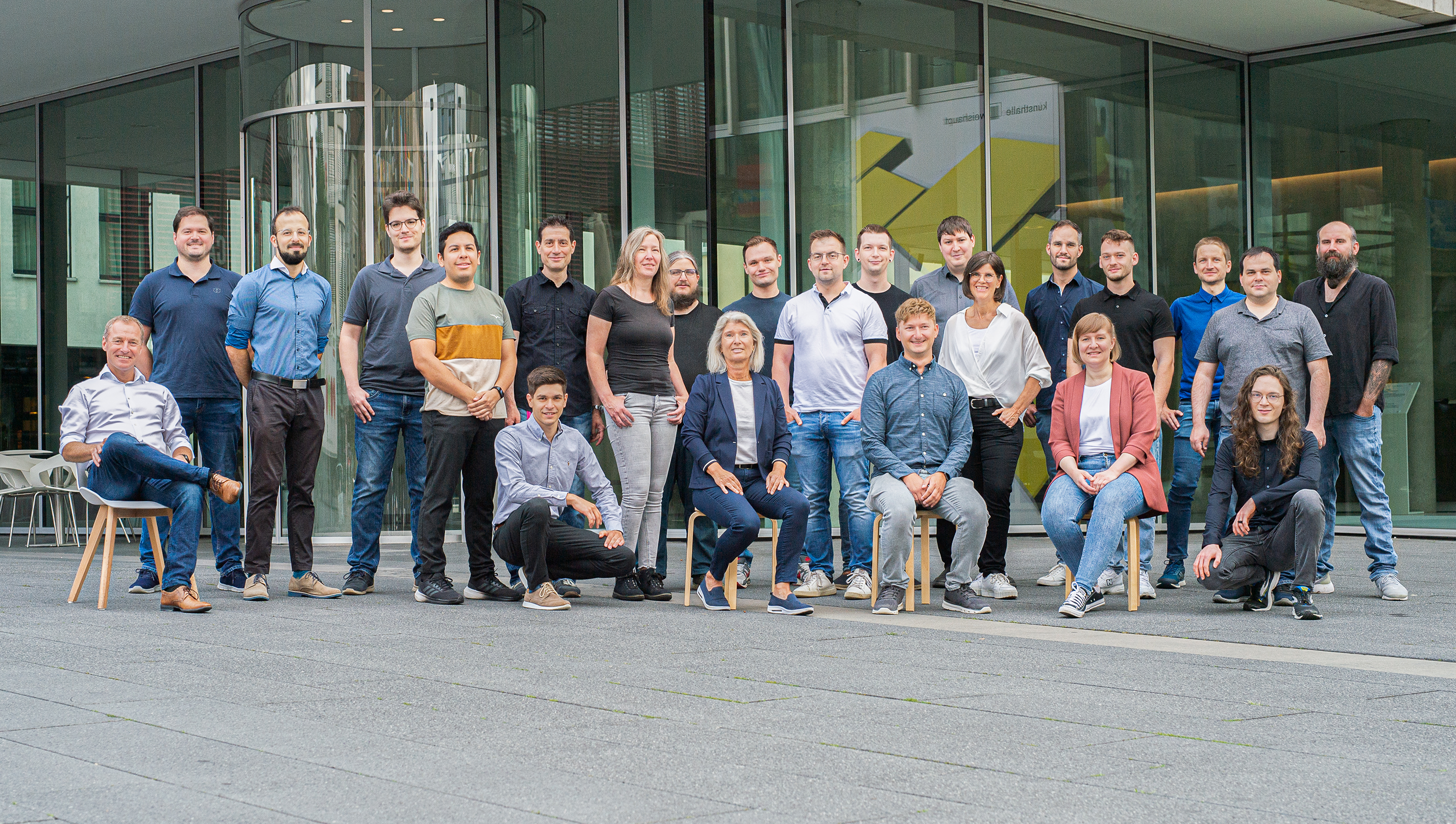 Gruppenbild_ATRSoftware Das Bild zeigt das Team der ATR Software GmbH in der Neuen Mitte in Ulm